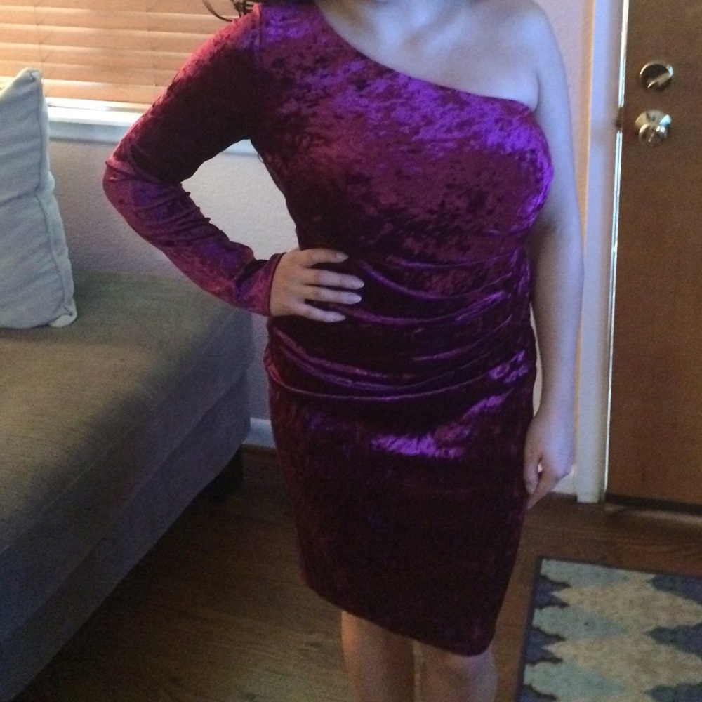 Size 6 Eliza J one sleeved burgundy velvet cocktail dress. Sure to turn heads!